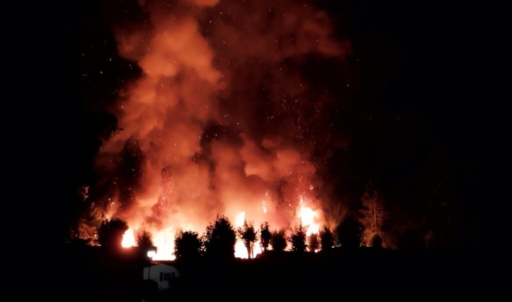 Vosges : plusieurs dizaines de bungalows ravagés par les flammes au camping du domaine des Bans à Corcieux