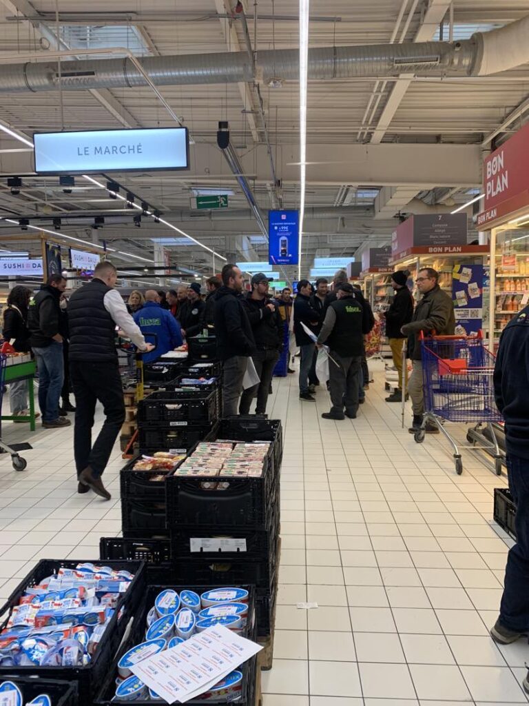 La croisade des agriculteurs en colère contre la baisse du prix de vente du lait.