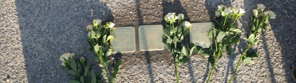 Deux pavés en mémoire des victimes du nazisme posés dans une rue à Remiremont