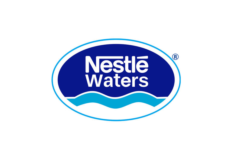 Scandale de l’eau minérale : Nestlé Waters sous le feu des critiques après un rapport alarmant de l’Anses