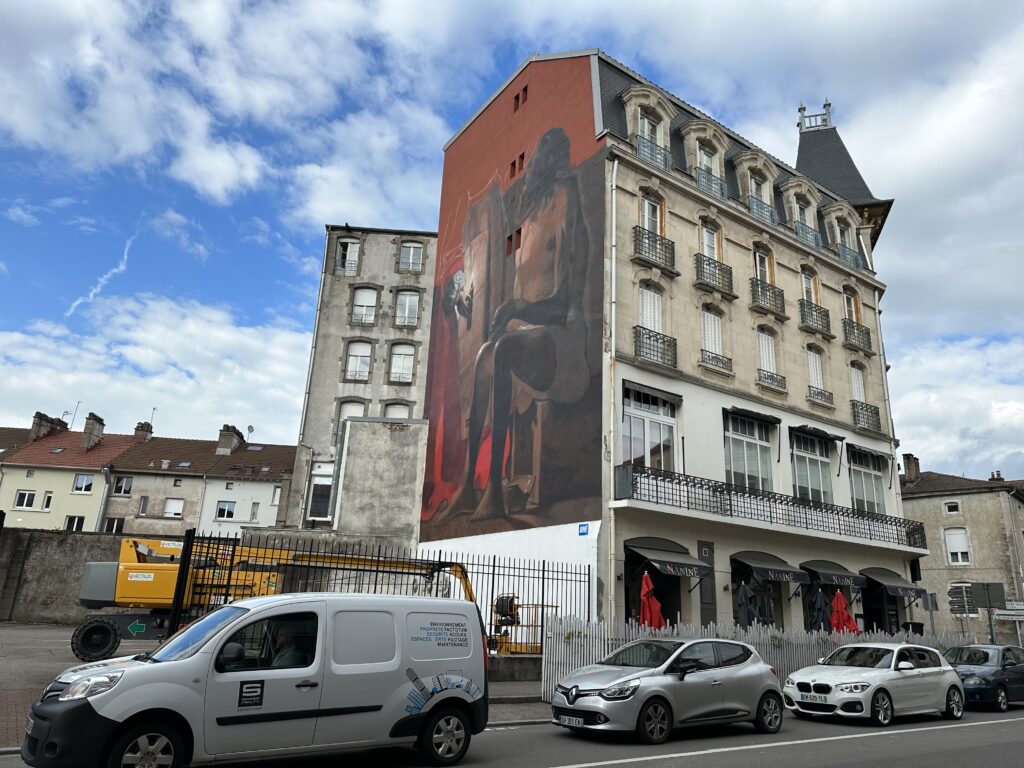 ÉPINAL : Une fresque géante de 18 mètres de haut, en pleine rue !